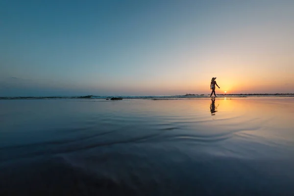 一个沿着海滨散步的女人的轮廓 灵性的和平沉思 一个快乐的女孩在日落的背景下沿着海滨散步 侧面看 — 图库照片