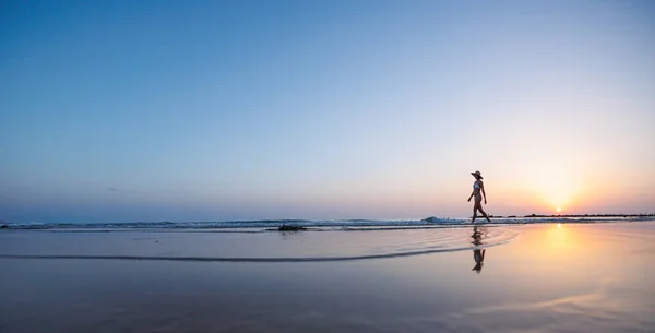 Silhouette Woman Walking Seashore Spiritual Peace Meditation Happy Girl Walks — Stock Photo, Image