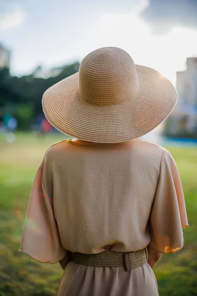 Ωραίο Καπέλο Φαρδύ Γείσο Ένα Κορίτσι Καπέλο Στέκεται Στον Κήπο — Φωτογραφία Αρχείου