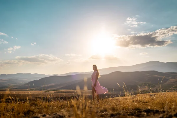 Girl Walks Backdrop Mountains Young Girl Pink Dress Enjoys Walk — Stockfoto
