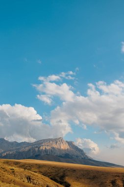 Aladaglar Ulusal Parkı. Bulutlu dağ manzarası. Buzul dağları, tepeler. Seyahatleri aktarın. Aladaghlar 'a gidiyorum. Türkiye