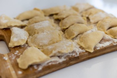 Çiğ köfte ve patates. Tahtadaki hamur tatlısı..