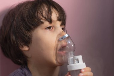 Çocuk solunum yapıyor, çocuk ilacı maskeyle soluyor, nebulizatör maskesi, hastalığın tedavisi...