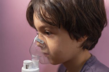 Çocuk solunum yapıyor, çocuk ilacı maskeyle soluyor, nebulizatör maskesi, hastalığın tedavisi...