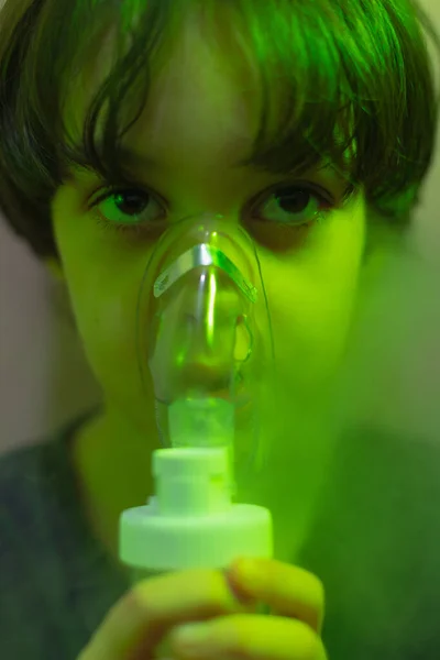 Niño Inhala Niño Inhala Medicamento Través Máscara Máscara Del Nebulizador —  Fotos de Stock