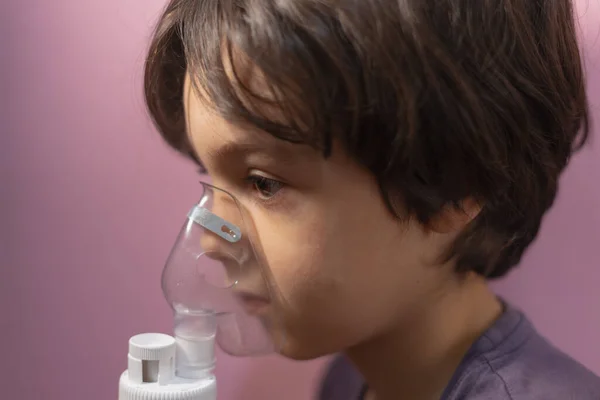 Criança Faz Inalação Menino Inala Medicamento Através Máscara Máscara Nebulizador — Fotografia de Stock