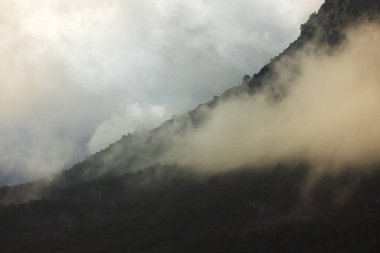 Dağ manzarası. Dağların üzerinden yağmur bulutları yağıyor. Türkiye.