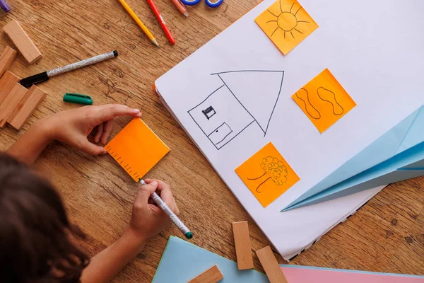 Çocuk Bir Çiziyor Çocuk Evin Planlarını Çiziyor Çocuk Makas Kağıtla — Stok fotoğraf