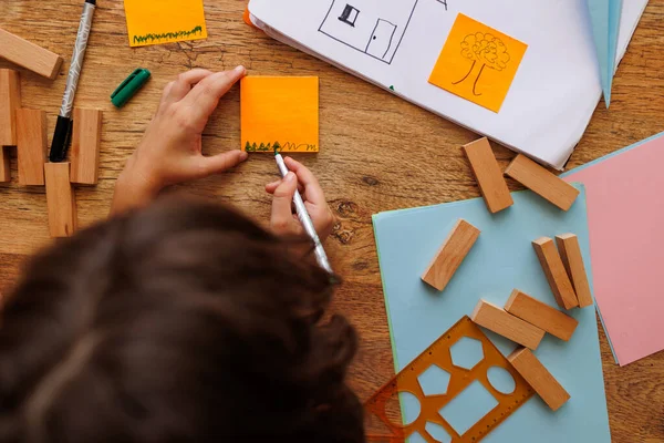 Rapaz Desenha Uma Casa Criança Faz Layout Casa Rapaz Está — Fotografia de Stock