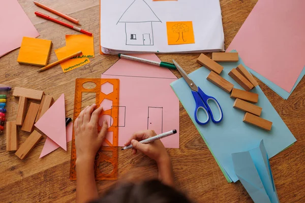 Ragazzo Disegna Una Casa Bambino Una Disposizione Della Casa Ragazzo — Foto Stock