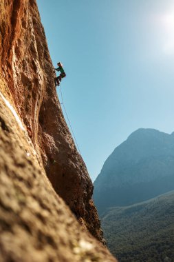 Kız kayaya tırmanıyor, Türkiye 'de kaya tırmanışı yapıyor, sporcu kız kaya tırmanışı yapıyor. ekstrem spor