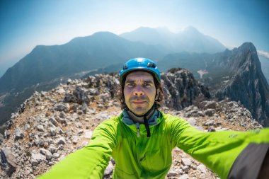 Dağcı adam dağlarla selfie çekiyor. tırmanış ve dağcılık