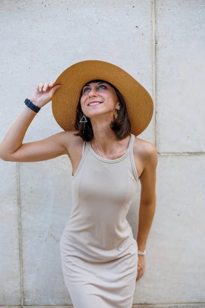 Joven Hermosa Chica Sonriente Vestido Verano Moda Sombrero Posando Cerca — Foto de Stock
