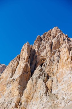 Aladaglar Ulusal Parkı. Bulutlu dağ manzarası. Buzul dağları, tepeler. Seyahatleri aktarın. Aladaghlar 'a gidiyorum. Türkiye