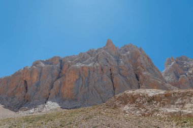 Aladaglar Ulusal Parkı. Bulutlu dağ manzarası. Buzul dağları, tepeler. Seyahatleri aktarın. Aladaghlar 'a gidiyorum. Türkiye