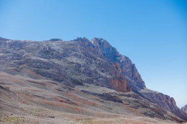Aladaglar Ulusal Parkı. Bulutlu dağ manzarası. Buzul dağları, tepeler. Seyahatleri aktarın. Aladaghlar 'a gidiyorum. Türkiye