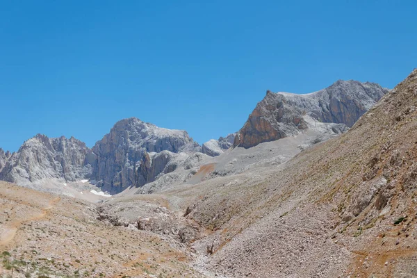 Aladaglar Ulusal Parkı. Bulutlu dağ manzarası. Buzul dağları, tepeler. Seyahatleri aktarın. Aladaghlar 'a gidiyorum. Türkiye