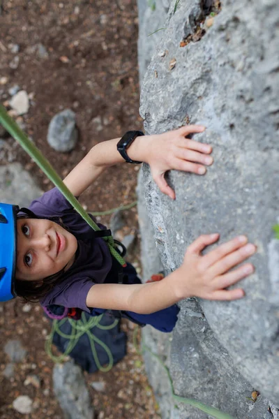 Мальчик Скалолаз Синем Защитном Шлеме Преодолевает Маршрут Горах Детский Спорт — стоковое фото