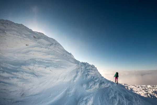 Kvinna Går Snöskor Snön Vintervandring Person Bergen Vintern Vandringsutrustning — Stockfoto