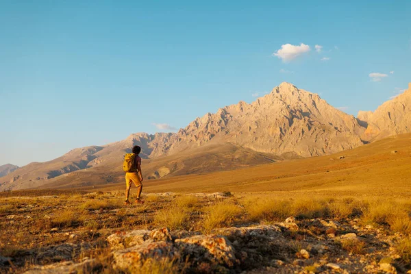 Σόλο Ταξίδι Ένας Άντρας Σακίδιο Περπατάει Στο Μονοπάτι Φόντο Βουνά — Φωτογραφία Αρχείου