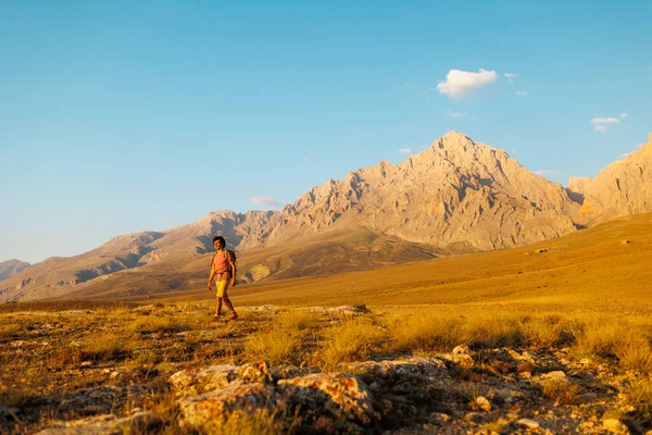 Σόλο Ταξίδι Ένας Άντρας Σακίδιο Περπατάει Στο Μονοπάτι Φόντο Βουνά — Φωτογραφία Αρχείου