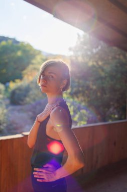 Kadınlar güzel bir vücutta sağlık ve zihin kontrolü için yoga egzersizleri yaparlar. Açık hava idman konsepti