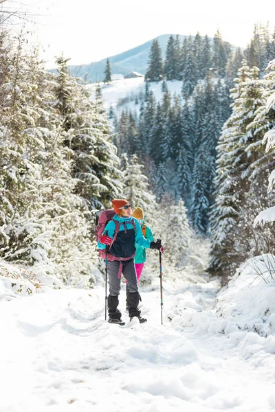Dwie Dziewczyny Podróżują Góry Zimy Zimowa Wędrówka — Zdjęcie stockowe