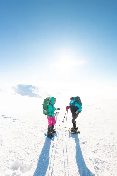 Dwie Dziewczyny Rozmawiają Podczas Wędrówki Zimowych Górach Dwie Młode Dziewczyny — Zdjęcie stockowe
