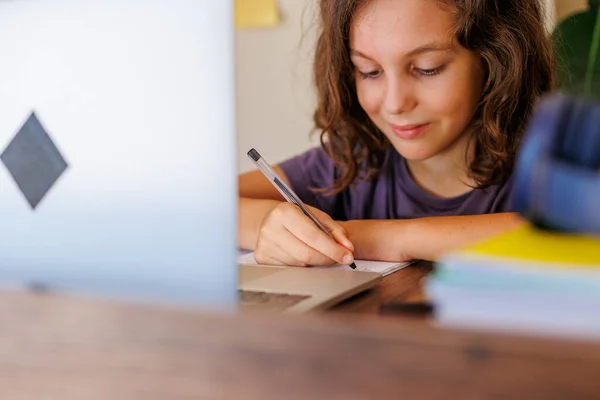 Dziecko Pisze Notatniku Siedząc Przed Laptopem Edukacja Chłopiec Klasie — Zdjęcie stockowe