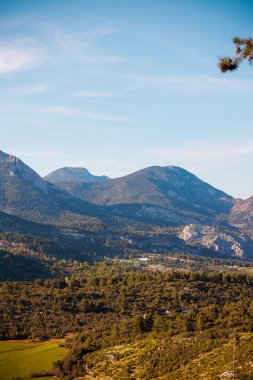 Gün batımında güzel Türk dağları, pitoresk doğa, batan güneş ışınları, Türkiye seyahati