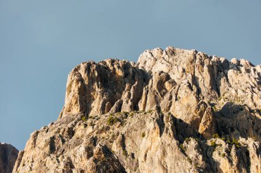 Türkiye 'de dağcılık. Türkiye 'nin dağlarının manzarası inanılmaz. Göz kamaştırıcı doğal manzara. Dedegel 'in popüler dağlık bölgesinin manzarası. Dedegol. Türkiye.