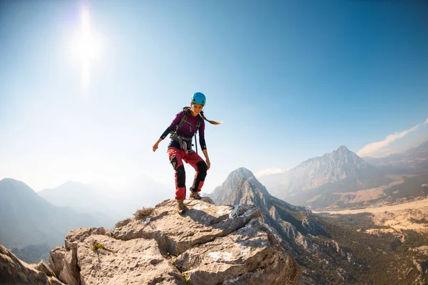 소녀는 헬멧을 등산을 배낭을 산등성 이를따라 등산을 오르고 등산을 — 스톡 사진