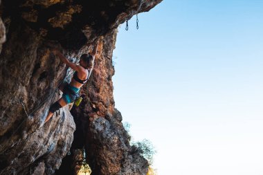 Kız kaya tırmanışçısı kayaya tırmanır. spor ve macera.