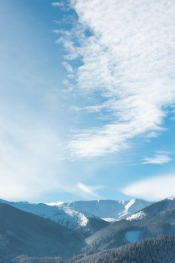 Kış dağlarını kaplayan kar, karla kaplı ağaçlar, kışın dağ manzarası.