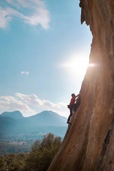 Rock Climber Climbing Rock Man Doing Olympic Sport Natural Terrain — Stock Photo, Image