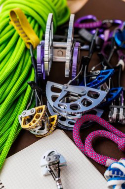 Defter ve tırmanma ekipmanları yolculuğa hazırlanıyor. Karabina ve ip..