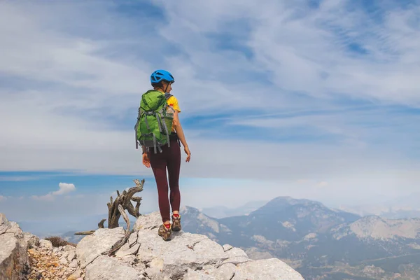 Ορειβάτης Σακίδιο Και Κράνος Στέκεται Στην Κορυφή Του Βουνού Κορίτσι — Φωτογραφία Αρχείου