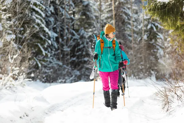 Duas Meninas Com Mochilas Caminham Longo Caminho Nas Montanhas Inverno — Fotografia de Stock