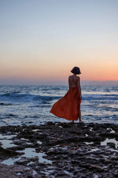 Hermosa Mujer Sensual Vestido Largo Rojo Posando Orilla Del Mar —  Fotos de Stock