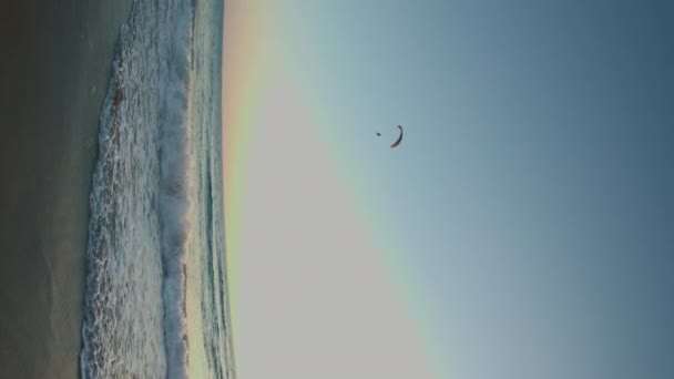 Вертикальний Постріл Парапланер Літає Небі Морі Тлі Заходу Сонця — стокове відео