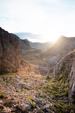 Aladaglar Ulusal Parkı. Bulutlu dağ manzarası. Buzul dağları, tepeler. Seyahatleri aktarın. Aladaghlar 'a gidiyorum. Türkiye