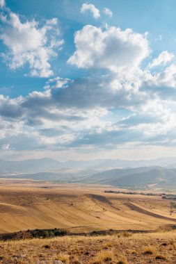 Aladaglar Ulusal Parkı. Bulutlu dağ manzarası. Buzul dağları, tepeler. Seyahatleri aktarın. Aladaghlar 'a gidiyorum. Türkiye