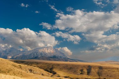 Aladaglar Ulusal Parkı. Bulutlu dağ manzarası. Buzul dağları, tepeler. Seyahatleri aktarın. Aladaghlar 'a gidiyorum. Türkiye