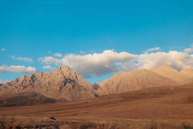 Aladaglar Ulusal Parkı. Bulutlu dağ manzarası. Buzul dağları, tepeler. Seyahatleri aktarın. Aladaghlar 'a gidiyorum. Türkiye