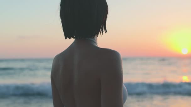 Sommerstimmung Porträt Eines Schönen Mädchens Das Sich Strand Entspannt Sonnenuntergang — Stockvideo