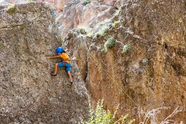 Hegymászó Fiú Egy Gyerek Sisakban Felmászik Egy Sziklára Sport Mászás — Stock Fotó