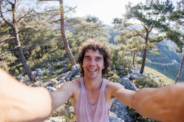 Mutlu erkek turist ormanda selfie çekiyor. Adamın biri sokakta selfie çekiyor. Etkili bir seyahat blogcusu kendi portresini çekerken bir seyahatten zevk alır. Yaz tatili ve hafta sonu aktiviteleri.