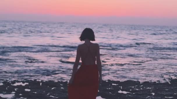 Eine Junge Frau Sommerkleid Steht Bei Sonnenuntergang Auf Einem Felsen — Stockvideo