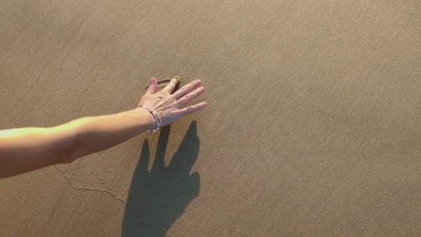 Kobiece Dłonie Rysują Serce Piasku Miłość Związki Spacer Plaży Zachodzie — Wideo stockowe