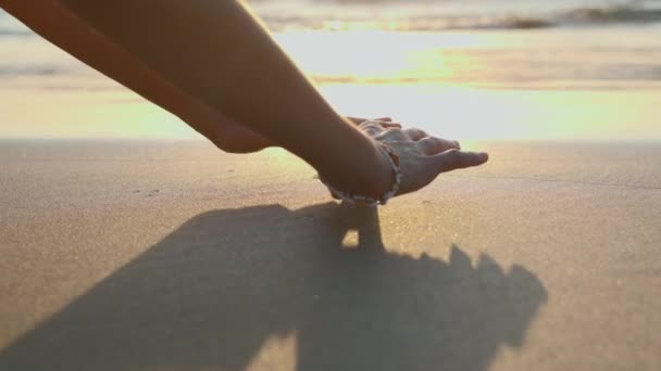 Женские Руки Рисуют Сердце Песке Любовь Отношения Прогулка Пляжу Закате — стоковое видео